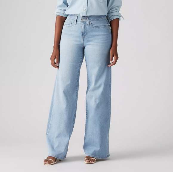 Levi's Denim - Levi's Women's 318 Shaping Wide Leg Jeans Size 29 Light Blue Denim